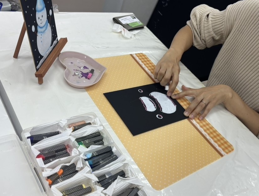 ゆきだるまのチョークアートを作っているところ1