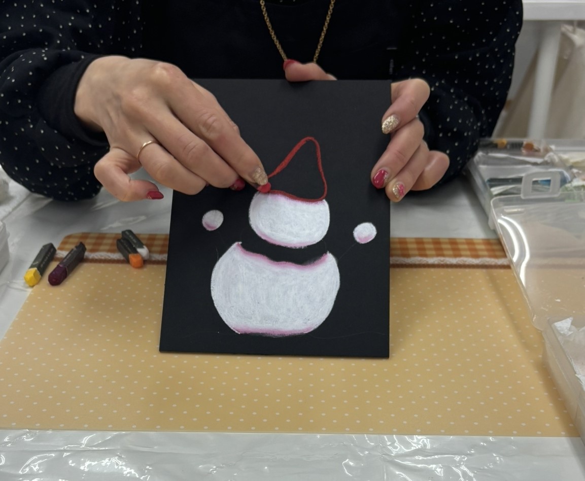 ゆきだるまのチョークアートを作っているところ2
