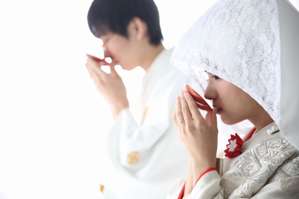 和装の新郎新婦が三献の儀をしている様子の写真