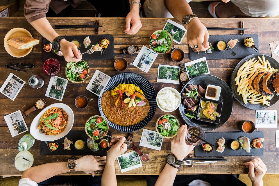 テーブルに食事や小物が置かれている様子の写真