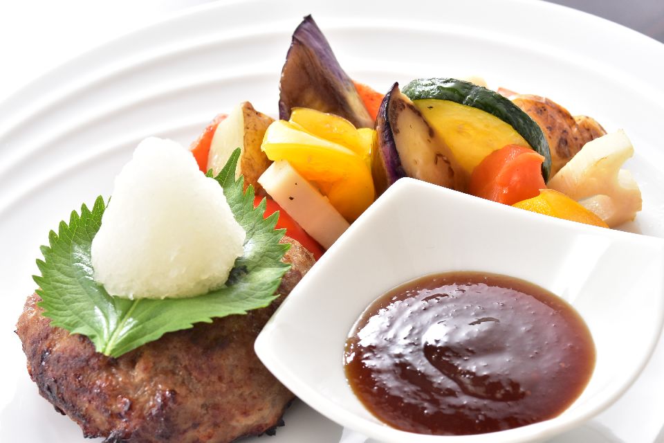 おろしハンバーグと彩り野菜の写真
