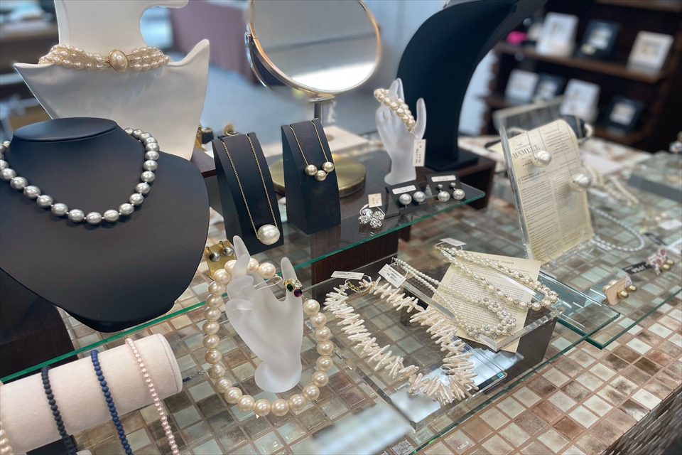 パールを使用したネックレスなどのアクセサリーの写真