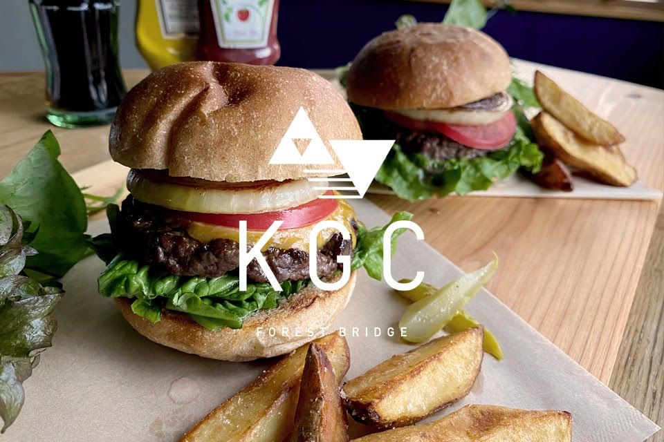 ボリュームのあるハンバーガーとポテトが乗ったプレートの写真