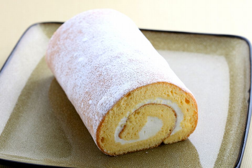 お皿の上に乗ったロールケーキの写真