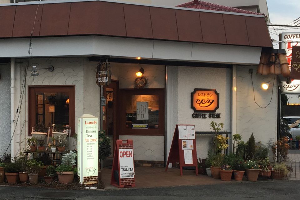 茶色の屋根に白い壁が特徴的な外観写真