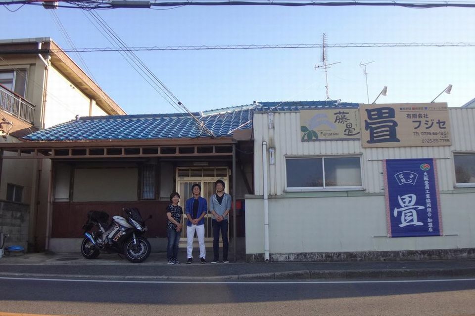 宿の入り口でスタッフの3名が立っている様子の写真