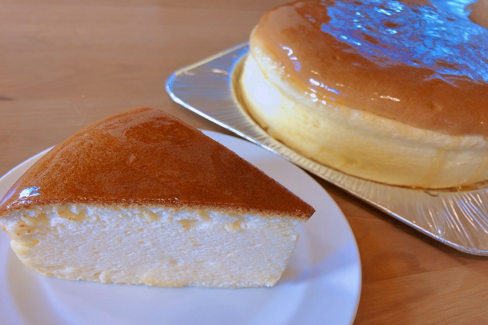 ツヤツヤの表面が特徴的なチーズケーキの写真