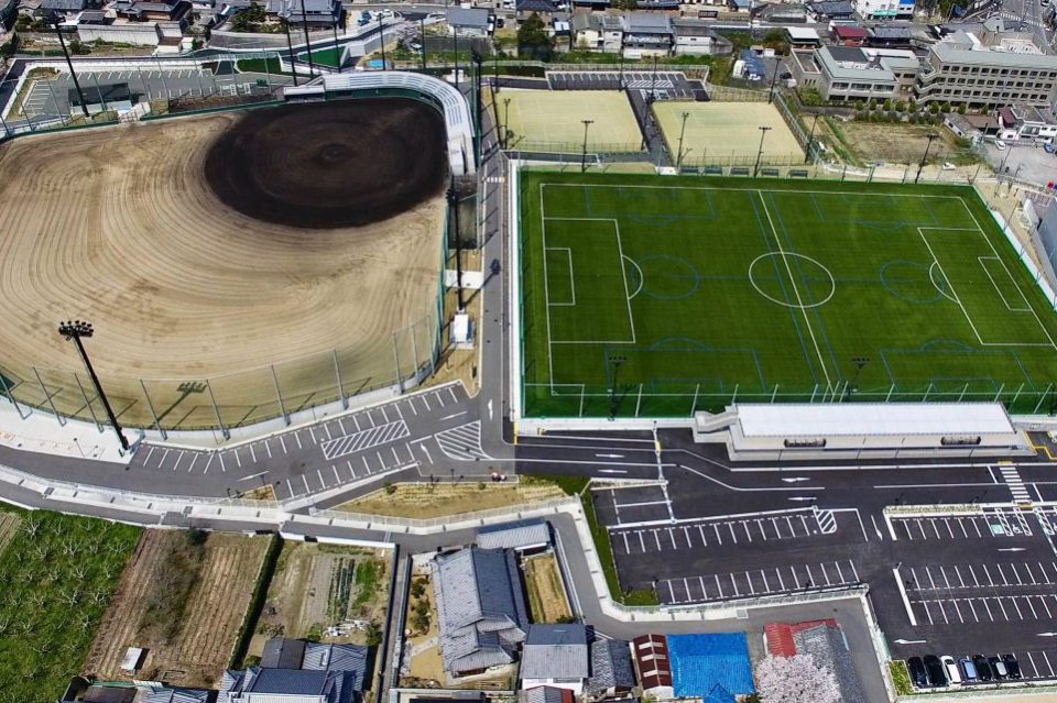 野球場・多目的グランド・テニスコートが写っている様子の写真