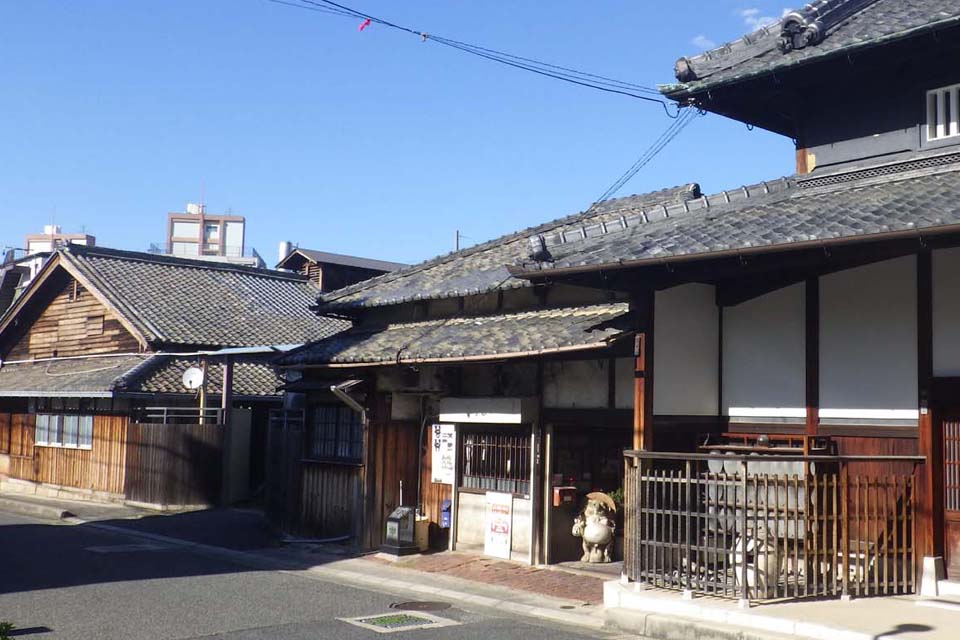 信楽焼が置かれた店の外観写真