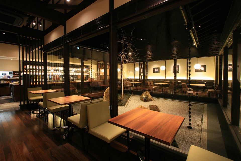 中央に枯山水がある黒が基調の店内の写真