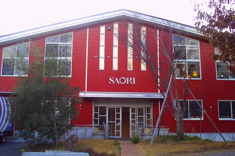 真っ赤な建物が特徴的な塾の外観写真