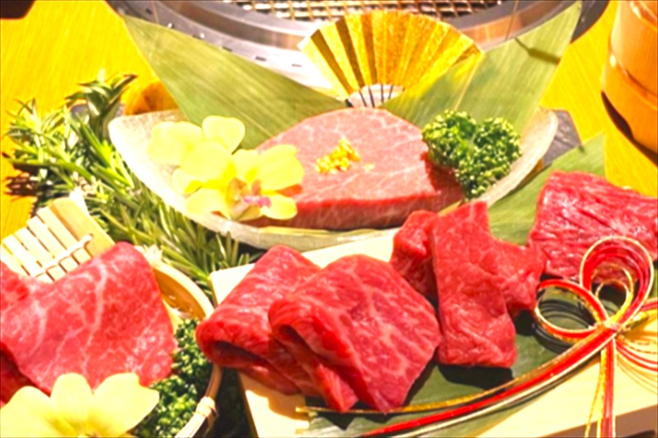 豪華に盛り付けられた3種の肉の写真