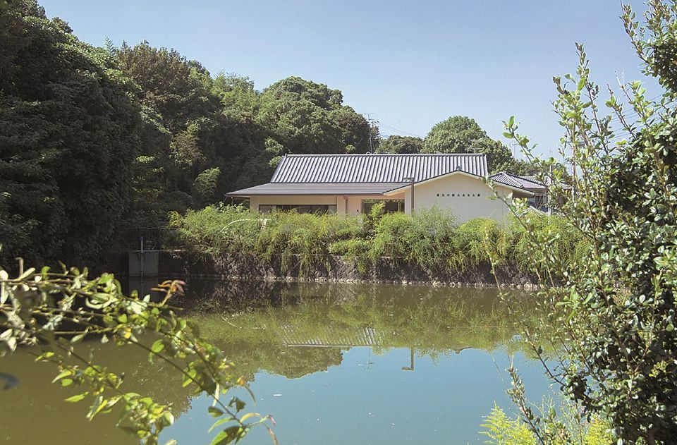 池の向こう側にある建物の写真