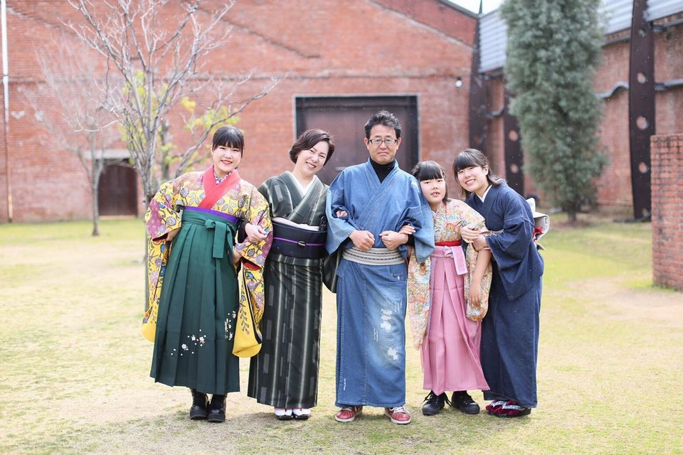 着物や袴を着て笑顔の5人家族の写真