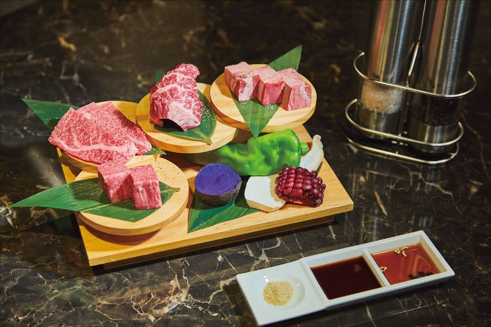 4つ小さい台の上にそれぞれお肉が乗っている写真