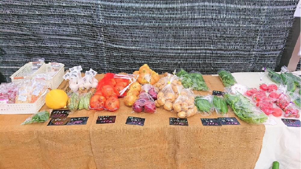 玉ねぎやジャガイモなど様々な野菜が売られている写真