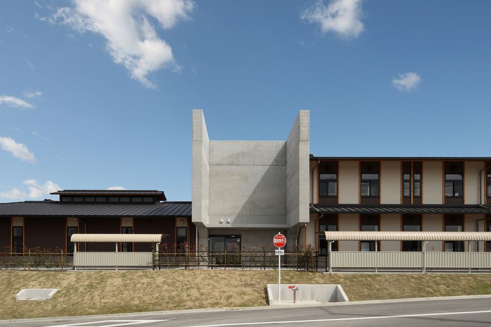 日本家屋風の建物と高い壁に囲まれた建物と2階建ての建物の写真