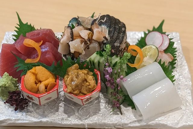 マグロやイカ、ウニや貝などの刺身の盛り合わせの写真