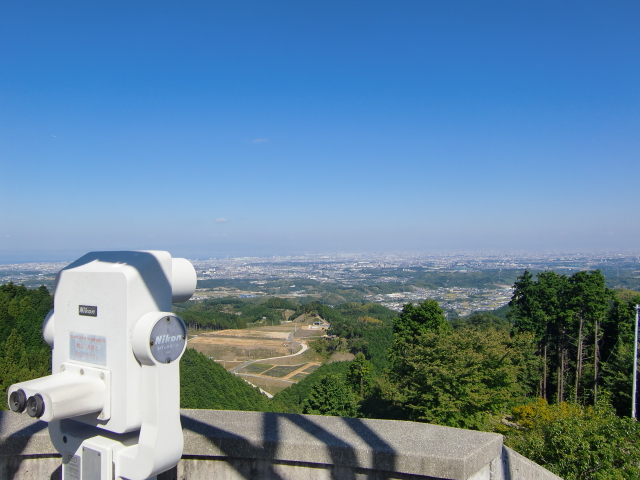 遠方を見渡せる場所にある望遠鏡の写真