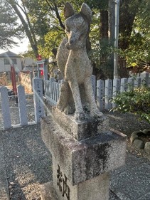 信太森葛葉稲荷神社の白狐の石像