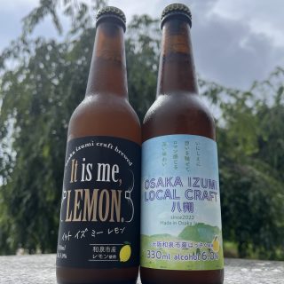 レモンと八朔で作られた2種類のビールが並び、ラベルを正面にして写した写真