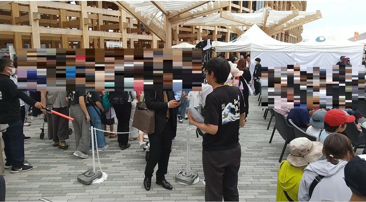 「いずもく」コースターを配布している画像