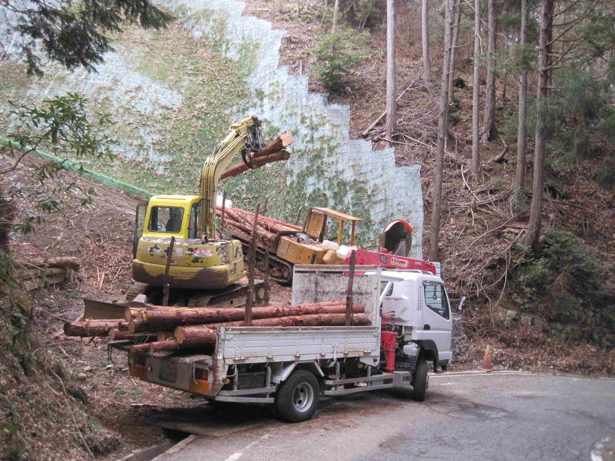 いずもくをトラックに積み込んでいる画像