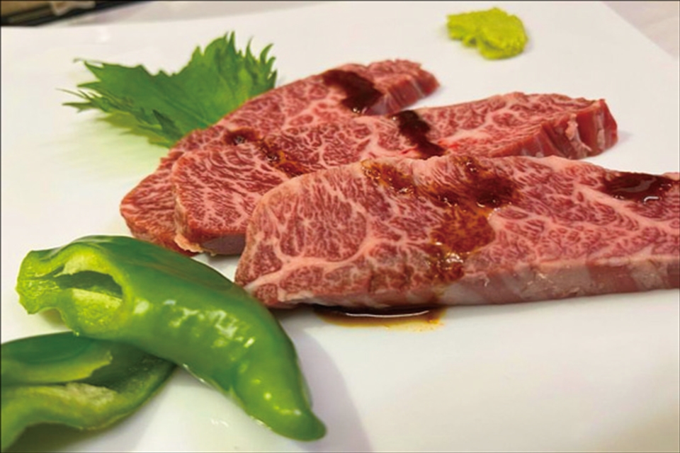 獅子唐とたれのかかった肉の写真