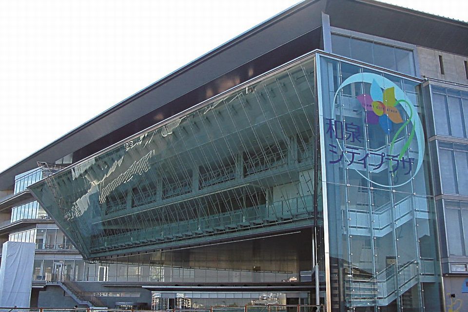 ガラス張りの斜めの壁が特徴的な外観写真