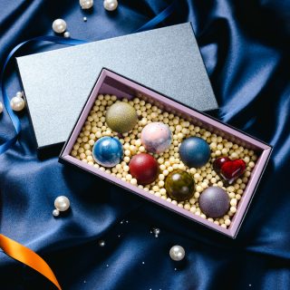 和泉市の宝物を詰め込んだ カラフルで美しいチョコレートセットです。 パールチョコ　1箱　2,800円（税込） （常温保存の場合1週間以内にお召し上がりください） 