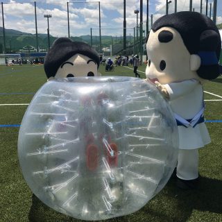 直径約1.5ｍほどのビニール製バブルを装着して行う、「バブルサッカー体験」も行われたよ！